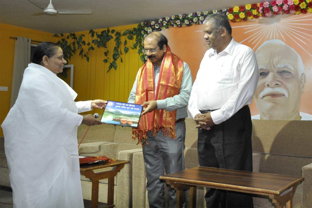 HONORING VICE CHANCELLOR OF MANHALORE UNIVERSITY, WITH VC OF GULBARGA UNIVERSITY